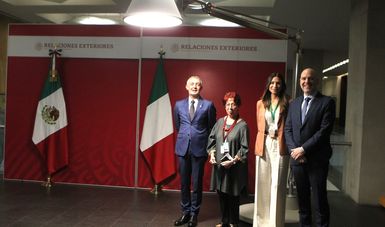 Embajada de Italia en México obsequia una lámpara Tolomeo XXL a la SRE
