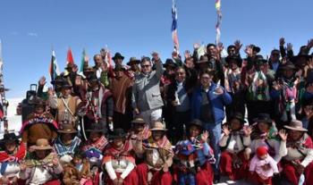 El canciller Marcelo Ebrard visita el salar de Uyuni, el mayor yacimiento de litio en el mundo