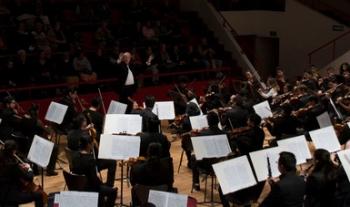 La Orquesta Escuela Carlos Chávez visita el Centro Nacional de las Artes, bajo la dirección de Enrique A. Diemecke