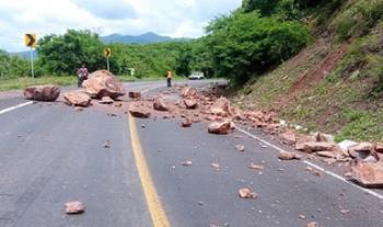 Liberó SICT cinco carreteras y un puente, afectados por el sismo registrado ayer