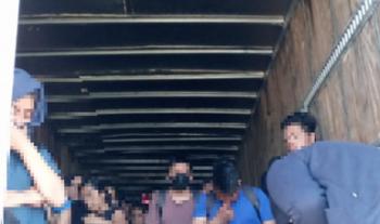 ​​​​​​​Rescata INM a 110 personas migrantes extranjeras hacinadas en caja de tráiler en Nuevo León