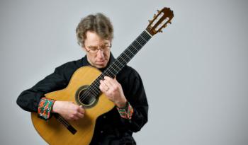 El guitarrista Eliot Fisk, junto a la Orquesta Escuela Carlos Chávez, hará el estreno mundial de una pieza de Giovanni Piacentini