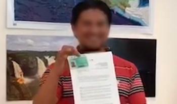 Otorga INM Tarjeta de Residente Permanente a joven apátrida nacido en la guerrilla colombiana