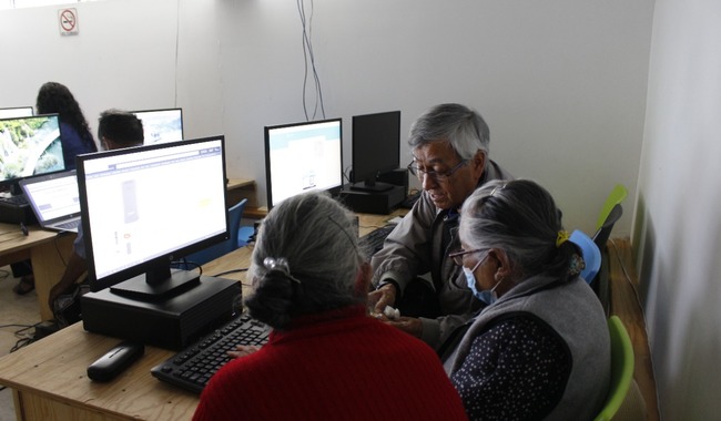 La Colmena continúa con su oferta de inclusión digital para personas adultas mayores