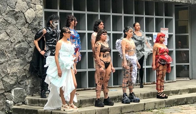 Realizan desfile de modas en La Esmeralda con materiales no convencionales