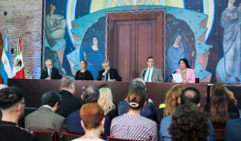 México entrega a Argentina réplica del mural Retrato de personajes de la historia: Gabriela Mistral y Berta Singerman