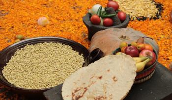 Calabaza, camote, tejocote y amaranto, productos del campo que adornarán las ofrendas de Día de Muertos   