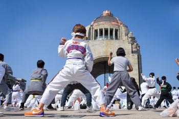 Participan 3 mil personas en clase masiva de artes marciales en el Monumento a la Revolución