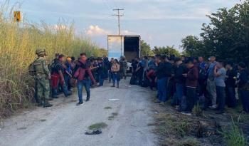 En Chiapas, Guardia Nacional y el Instituto Nacional de Migración rescatan a personas abandonadas en el área de carga de un camión