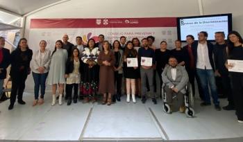 Llaman personas galardonadas a fortalecer el periodismo sin discriminación