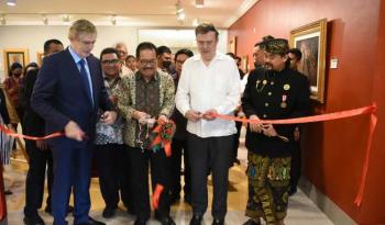 El secretario Ebrard inaugura exposición en homenaje al artista mexicano Miguel Covarrubias y visita restaurante de connacional en Bali