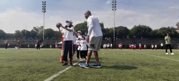 Charles Haley imparte clínica de NFL en Ciudad de México