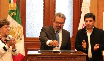 Cancela titular de la SICT estampilla 100 años Aniversario Luctuoso de Ricardo Flores Magón