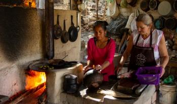 Un homenaje a las Mujeres del Fuego, corazón de la cocina colimota, en el cierre del VIII Encuentro de Cocinas en México