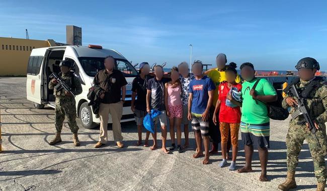 Auxilia INM en Yucatán a ocho personas cubanas que quedaron a la deriva en una pequeña embarcación