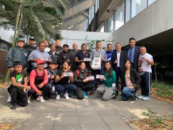 Se entregan boletos a más gimnasios para el Gran Sorteo con causa del guante conmemorativo de box firmado por campeones mundiales