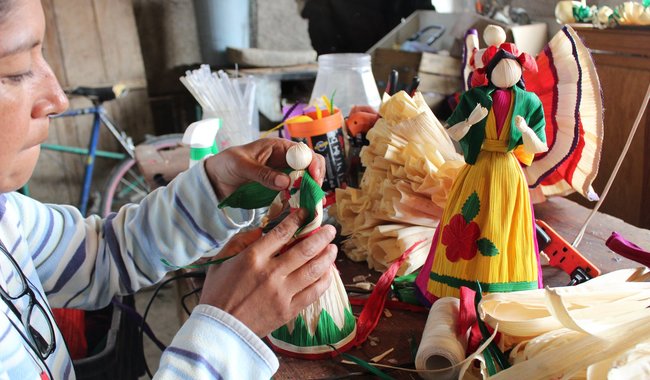 Las hojas de maíz se transforman en obras de arte gracias a artesanas de Españita, Tlaxcala 
