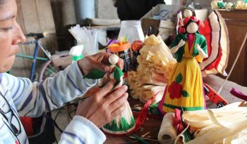 Las hojas de maíz se transforman en obras de arte gracias a artesanas de Españita, Tlaxcala