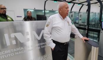 Verifica comisionado del INM operatividad de E-Gates en Aeropuerto Internacional de Cancún