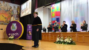 Invisten al rector Enrique Graue con el doctorado honoris causa de la Universidad Autónoma de Chihuahua