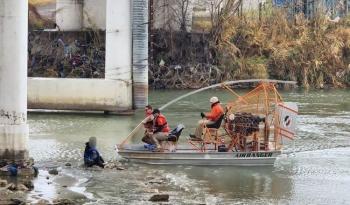 Rescata Grupo Beta del INM en Coahuila a mujer e hijo ecuatorianos de fuerte y helada corriente del Río Bravo