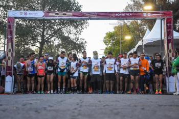 Ganan Evangelina Prado y Óscar Caltenco la 1a. Carrera de la Calzada Flotante de Chapultepec