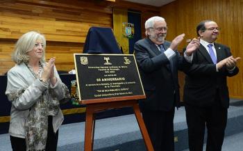 Develan placa conmemorativa por los 50 años de la Facultad de Psicología de la UNAM y destacan su importancia en la atención a la salud mental