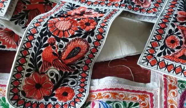 Maestro artesano preserva la tradición de bordado en máquina en Tlaxcala