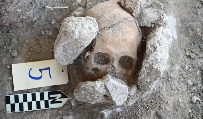 Descubren entierros humanos en templo-pirámide maya vinculados a deidad del inframundo