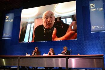 Académicos y filósofos discuten el futuro de la humanidad en conferencia magistral durante coloquio internacional