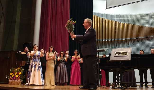 Homenaje al maestro Arturo Nieto Olmedo por su legado en la formación de cantantes en el Conservatorio Nacional de Música