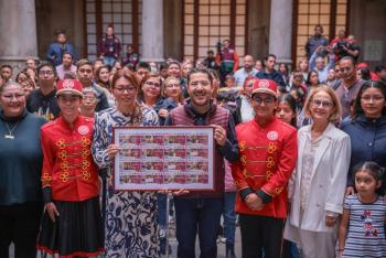 Jefe de Gobierno presenta billete conmemorativo a beca educativa 'Mi Beca para Empezar