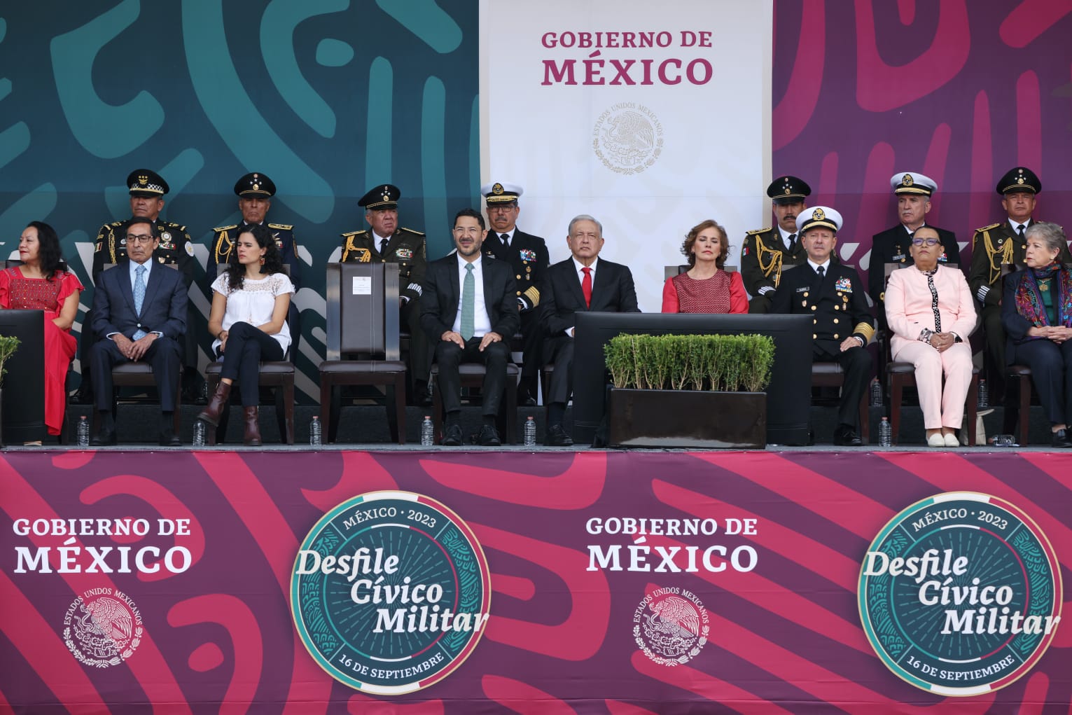 Desfile Cívico Militar conmemora el 213 Aniversario de la Independencia de México y los 200 años del Heroico Colegio Militar