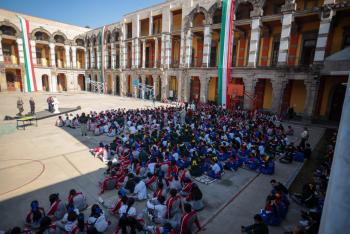 Jefe de Gobierno promueve la lectura y educación para la paz en secundaria de la CDMX