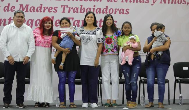 Entrega de tarjetas del programa de apoyo para el bienestar de niñas y niños en Campeche