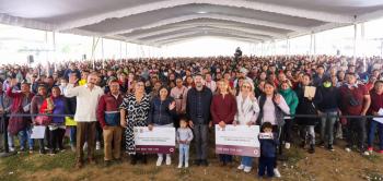 Entrega de becas en Milpa Alta: Martí Batres apoya la educación universal