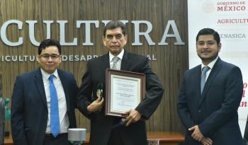 Médico veterinario Benjamín Jara Guillén recibe el Premio Nacional de Sanidad Animal 2023