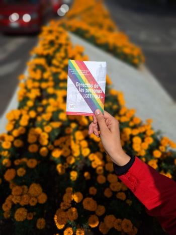 Metrobús promueve la no discriminación con la entrega de cartillas de derechos LGBTTTIQ+