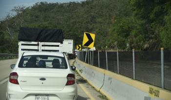 SICT trabaja en reparación de carreteras afectadas por huracán Otis en Guerrero