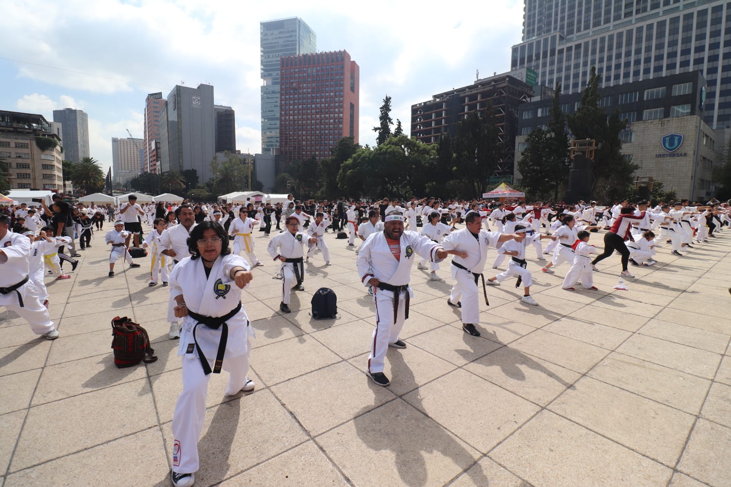 Éxito en la clase masiva de artes marciales mixtas 2023 en el Monumento a la Revolución