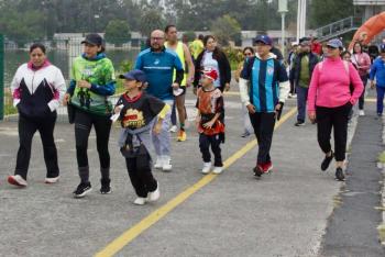 Cientos de capitalinos solidarios en la "Caminata por Guerrero" en la pista de remo y canotaje 
