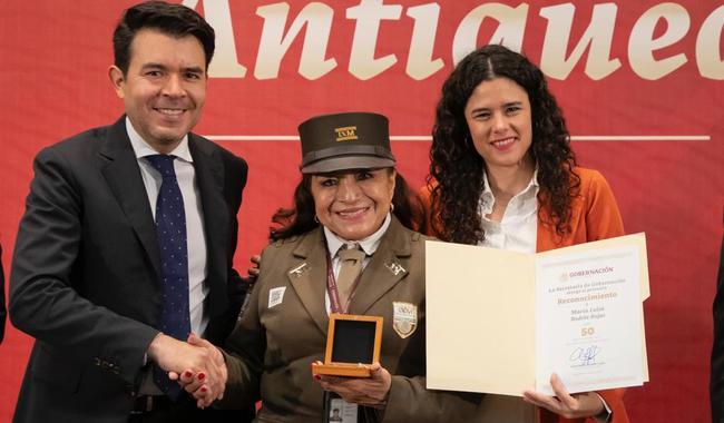 Luisa María alcalde Luján reconoce trayectorias en el servicio público con el premio nacional de antiguedad