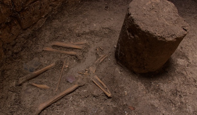 Excavación en Ek Balam revela entierro en antiguo depósito de agua