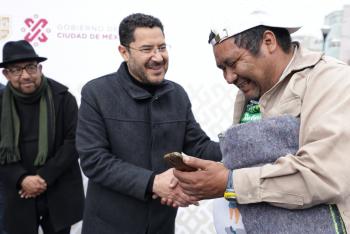 Martí Batres entrega cobijas y ropa de invierno en Iztapalapa para familias de bajos ingresos 