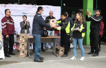 SEMOVI entrega cascos certificados gratuitos para motociclistas en CDMX