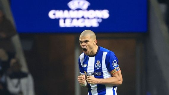Pepe, el defensor más veterano, mantiene su excelente forma física para liderar al Porto en la Champions