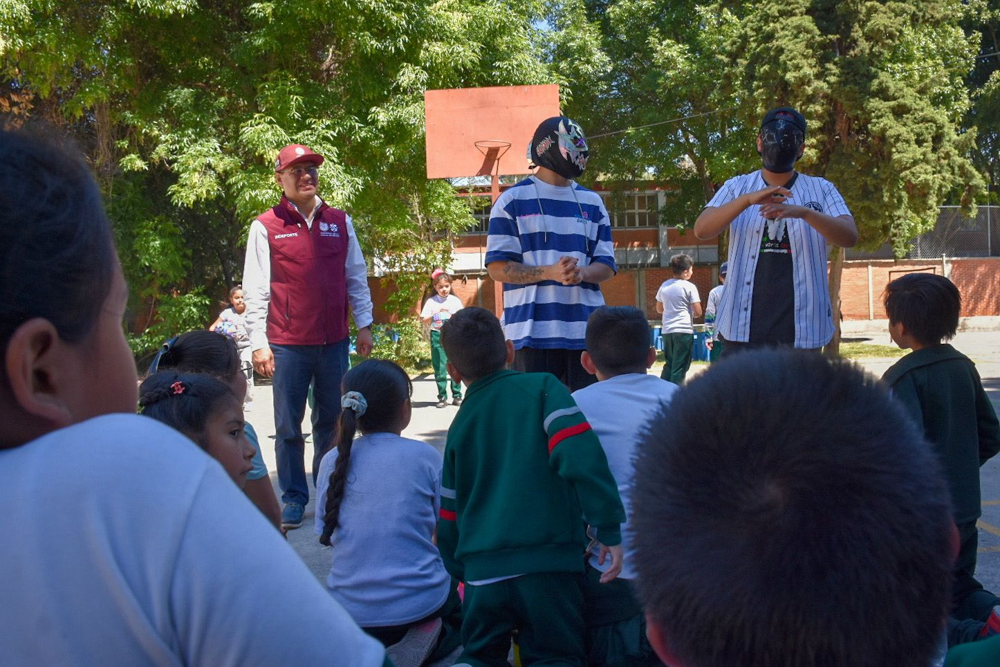 Inauguración de Jornada Deportiva: INDEPORTE y luchadores de INJUVE entregan kits deportivos en escuelas de Coyoacán