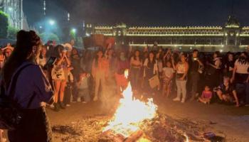 Queman bandera de México en el Zócalo protesta feminista el 8 de marzo