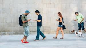Los peligros de usar el móvil mientras caminamos: una amenaza para la salud y la seguridad 