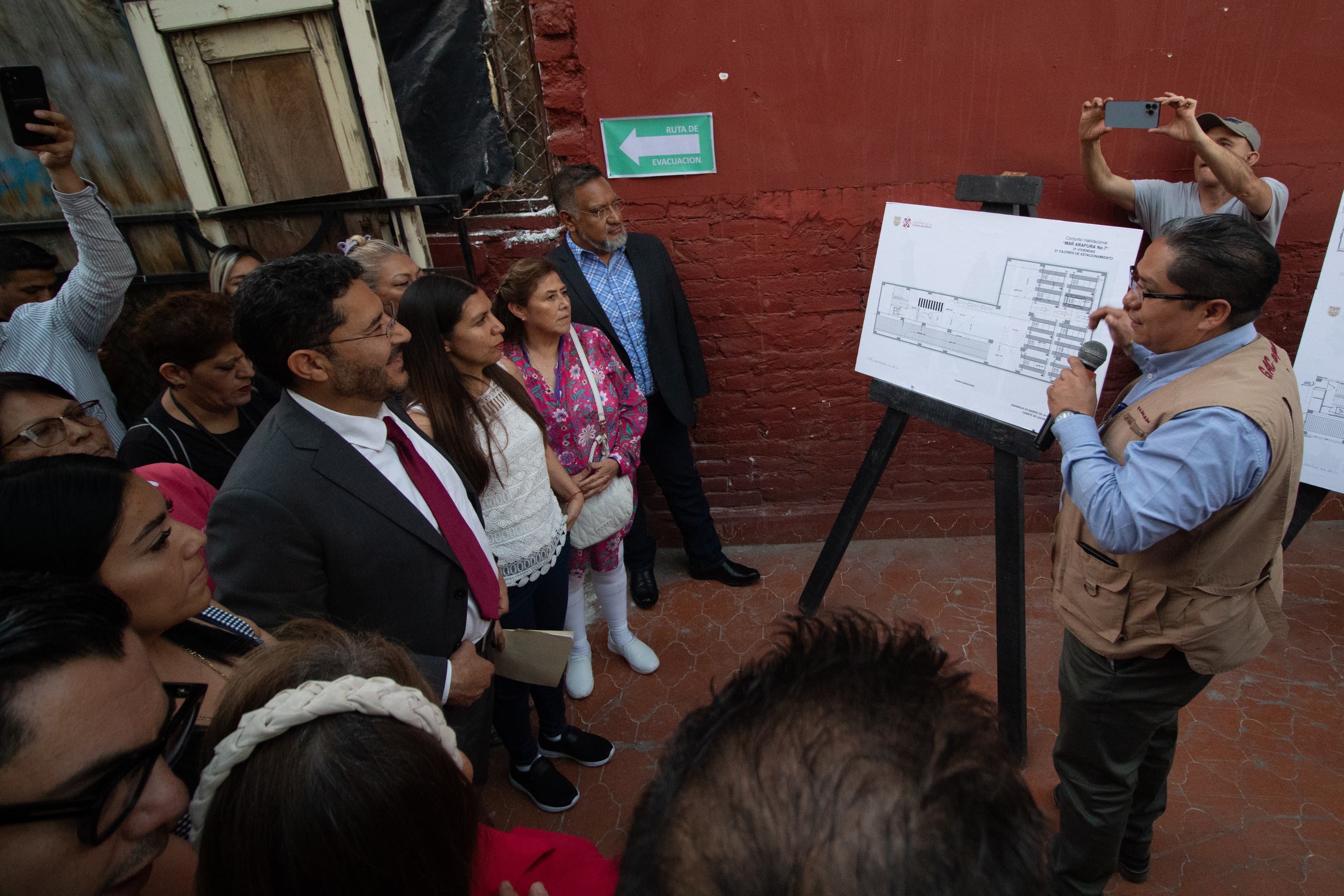 Martí Batres supervisa avances en construcción de viviendas en la Alcaldía Miguel Hidalgo